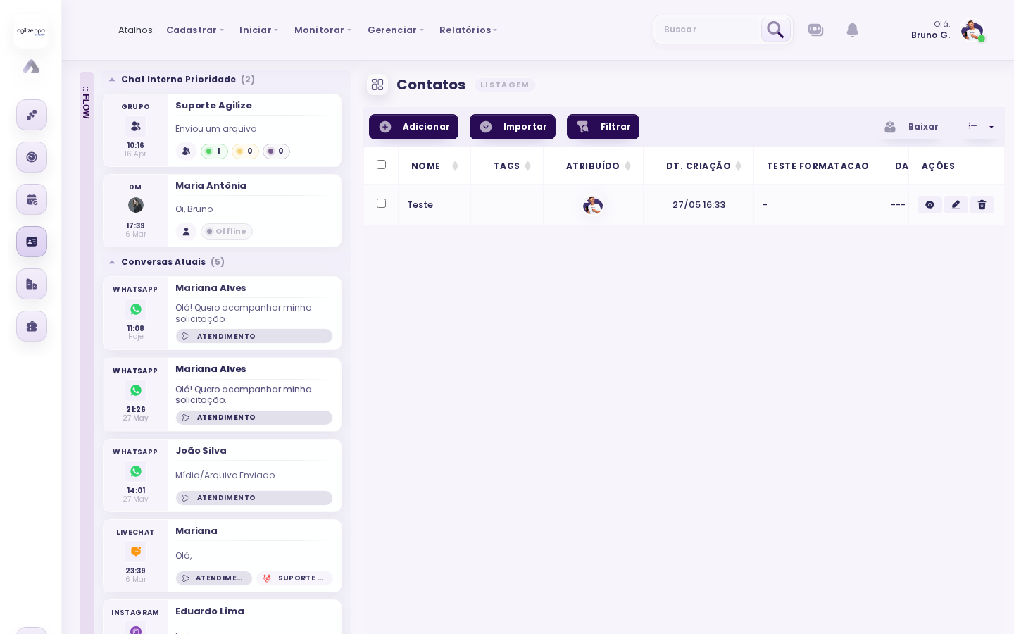 Listagem de contatos do CRM com filtros, busca e ações de cadastro